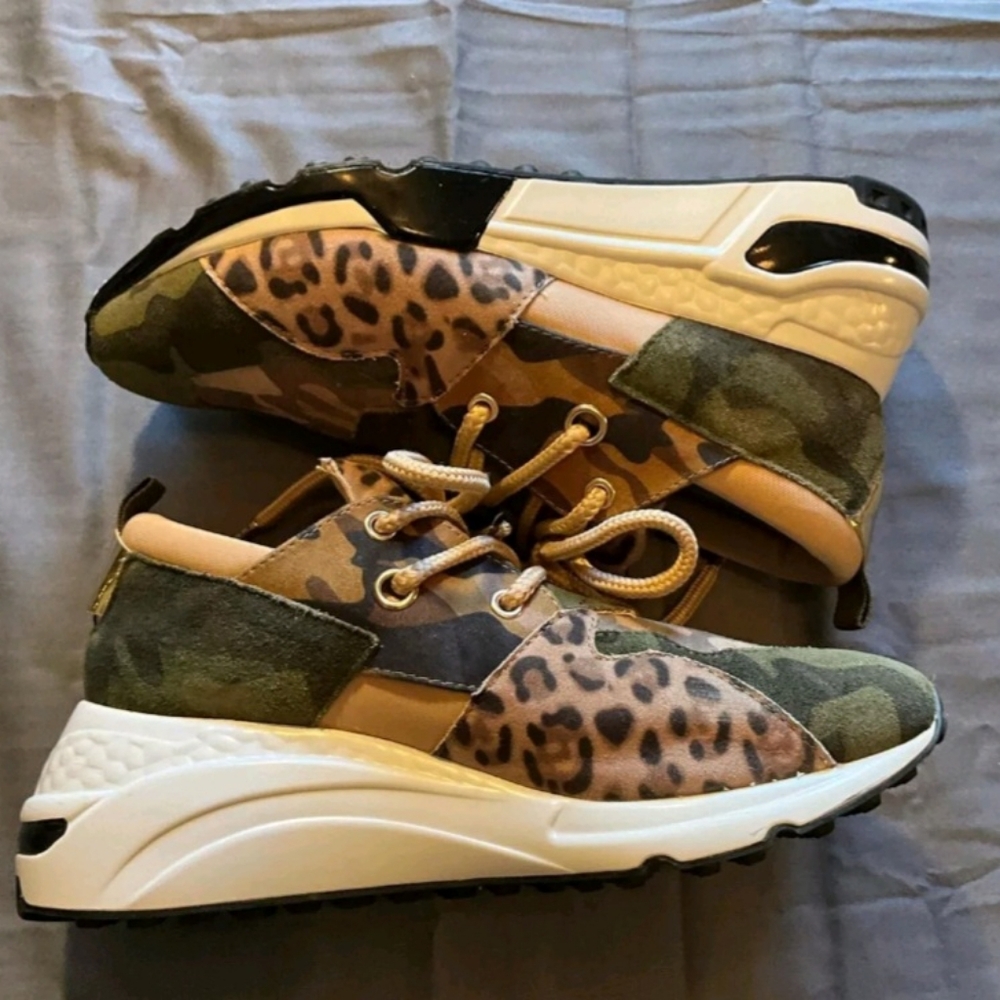 Steve Madden Beige and Black Sneakers